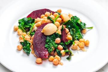 salad with red beet, spinach and chickpeas