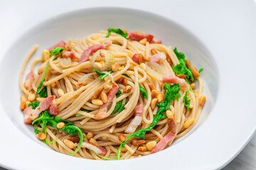spaghetti with spinach, bacon and kernels