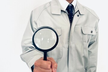 問題を発見・点検する男性作業員