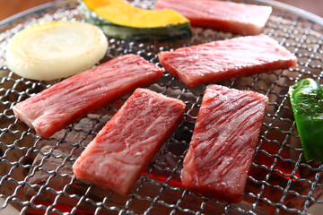 炭火で焼肉　黒毛和牛ロース　