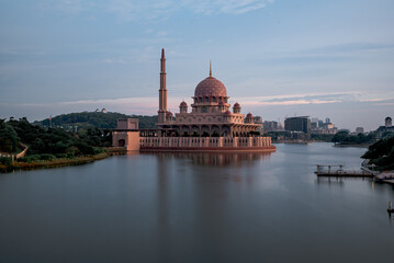 Obraz premium View of the Putrajaya Mosque on water