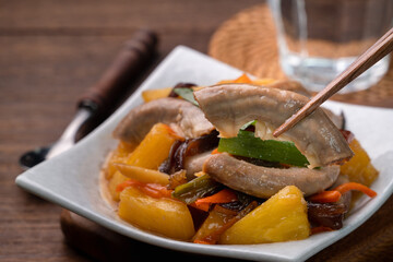 Eating pan-fried pork small intestine with pineapple.