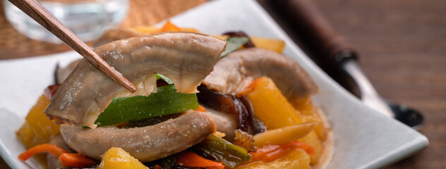 Eating pan-fried pork small intestine with pineapple.