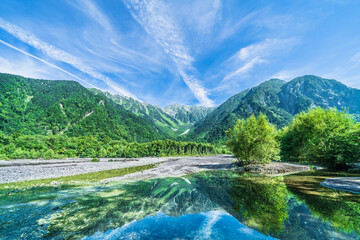 Fototapeta premium 夏の上高地 穂高連峰と梓川【長野県・松本市】 Hotaka mountain range reflected on the surface of the Azusa River - Kamikōchi, Nagano, Japan