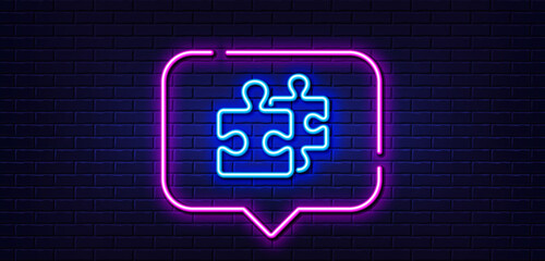 Fototapeta premium Neon light speech bubble. Puzzle pieces line icon. Jigsaw game challenge sign. Business solution symbol. Neon light background. Puzzle glow line. Brick wall banner. Vector