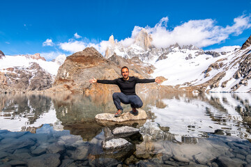 panoramic view of laguna de los 3  with fitz roy at background, argentina - obrazy, fototapety, plakaty