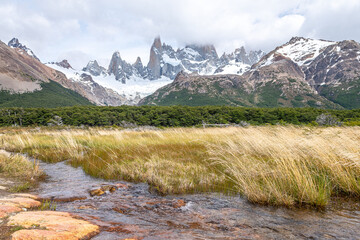 Fototapeta na wymiar landscape of the trekking that goes to fitzroy mountain in el calafate, argentina 