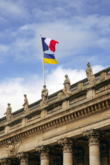 Fototapeta na wymiar französische und ukrainische flagge an der oper von bordeaux