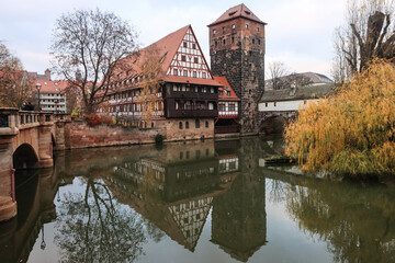 Fototapeta na wymiar Romantisches, mittelalterliches Nürnberg im Spätherbst; Weinstadl und Wasserturm an der Pegnitz