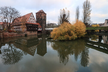 Mittelalterliches Nürnberg im Spätherbst; Pegnitzufer am Weinstadl mit Wasserturm und Henkersteg