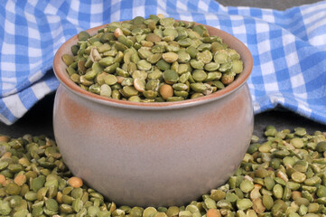 Récipient de pois chiches crus en gros plan