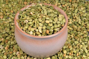 Récipient de pois chiches crus en gros plan sur un fond de pois chiches