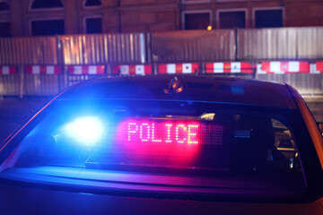 Nieoznakowany samochód policyjny polskiej policji w wieczornej akcji na drodze.