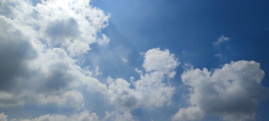 Obraz premium Beautiful white clouds in the sky.