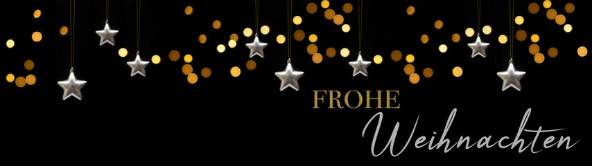 Frohe Weihnachten Banner Grußkarte - Goldene Lichetrkette Bokeh und hängende Sterne isoliert auf...