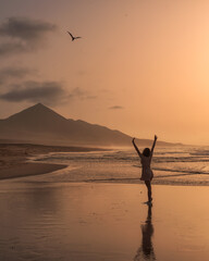 Chica saludando a una gaviota en la isla de Fuerteventura