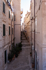 Historische, schmale Gasse in der Altstadt von Dubrovnik