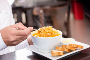 Caldos servidos em cumbucas,com torradas e talheres