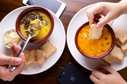 Caldos servidos em cumbucas,com torradas e talheres