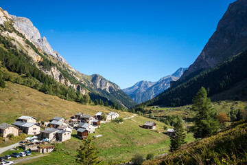 Fototapeta na wymiar Traditional chalet in French alps mountains