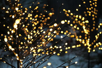 Lichter im Advent leuchten ineinenander schimmernd am Abend im Dunkel