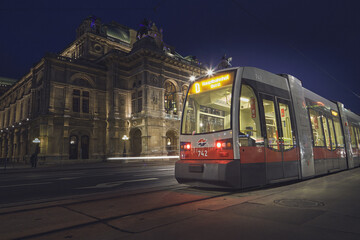 Fototapeta na wymiar Tramway in front of the vienna state opera