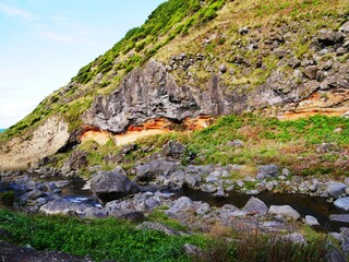 Roche magmatique au nord de l'île de Sao Miguel dans l'archipel des Açores. Portugal. Europe