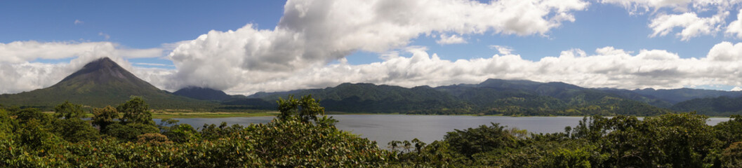 Fototapeta na wymiar panoramic view of the arenal volcano