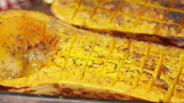butternut r&ocirc;ti en gros plan dans un plat
