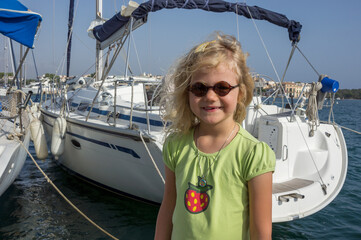 Mädchen vor einer Yacht im Hafen