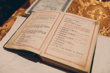 Obraz premium old book with a cross