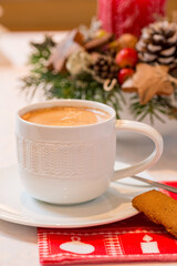 Kaffeetasse auf weihnachtlich dekoriertem Tisch