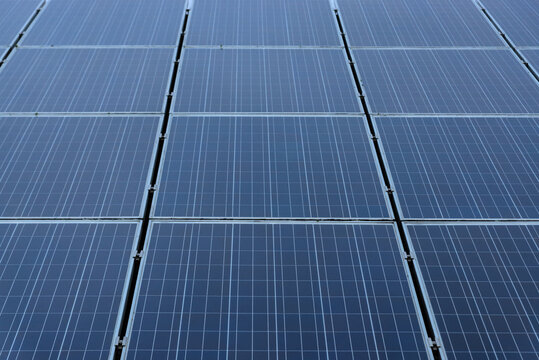 Paneles de placas solares para instalar en el tejado y generar autoconsumo.