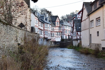 Elz mit Stein und Fachwerkhäusern in Monreal