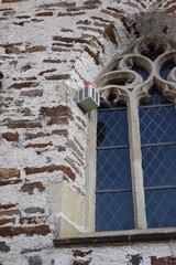 Kirchenfenster mit Alarmsystem