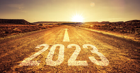 Strasse zum Horizont mit 2023 als Richtung