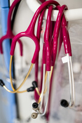 Viele Stethoskope hängen an einem Patientenwagen, Symbolbild