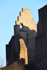 Seitenmauer einer Burgruine, Löwenburg Monreal