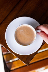 café na xícara em cima da mesa