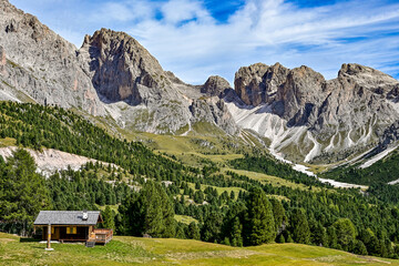 Fototapeta na wymiar Panorama vom Gipfel des Col Raiser mit Blick auf die Berge in den Dolomiten, in Santa Cristina, Valgardena, Bozen, Südtirol Italien 