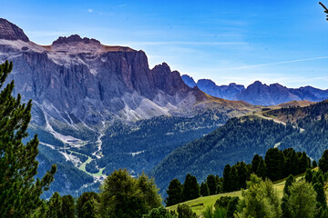Fototapeta premium Panorama vom Gipfel des Col Raiser mit Blick den Langkofel in den Dolomiten, in Santa Cristina, Valgardena, Bozen, Südtirol Italien