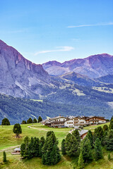 Fototapeta na wymiar Panorama vom Gipfel des Col Raiser mit Blick den Langkofel in den Dolomiten, in Santa Cristina, Valgardena, Bozen, Südtirol Italien