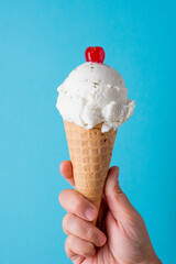 casquinha de sorvete em fundo colorido