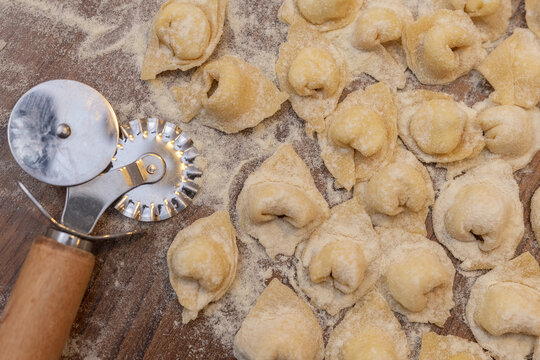Tortellini de carne hechos a mano con herramientas manuales
