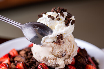 sorvete de morango com chocolate