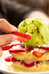 sorvete de pistache com pedaços de morango