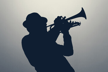 silhouette of a jazz man playing trumpet - obrazy, fototapety, plakaty
