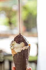 sorvete cascão com chocolate caindo em cima do sorvete