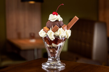 taça de sorvete recheada de chocolate