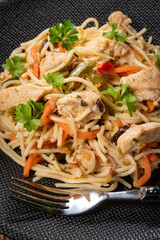 Fried noodles with chicken and vegetables.